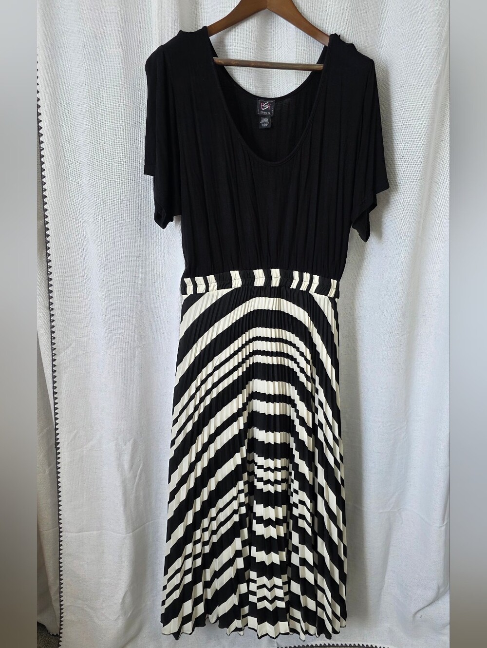 Studio EY Pleated Black White Chevron Stripe Maxi Dress Plus Size 2X